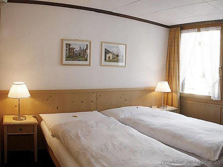 Petit Helvetia Budget Hotel Zermatt Oda fotoğraf