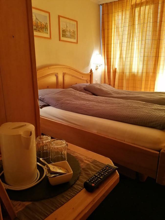 Petit Helvetia Budget Hotel Zermatt Dış mekan fotoğraf